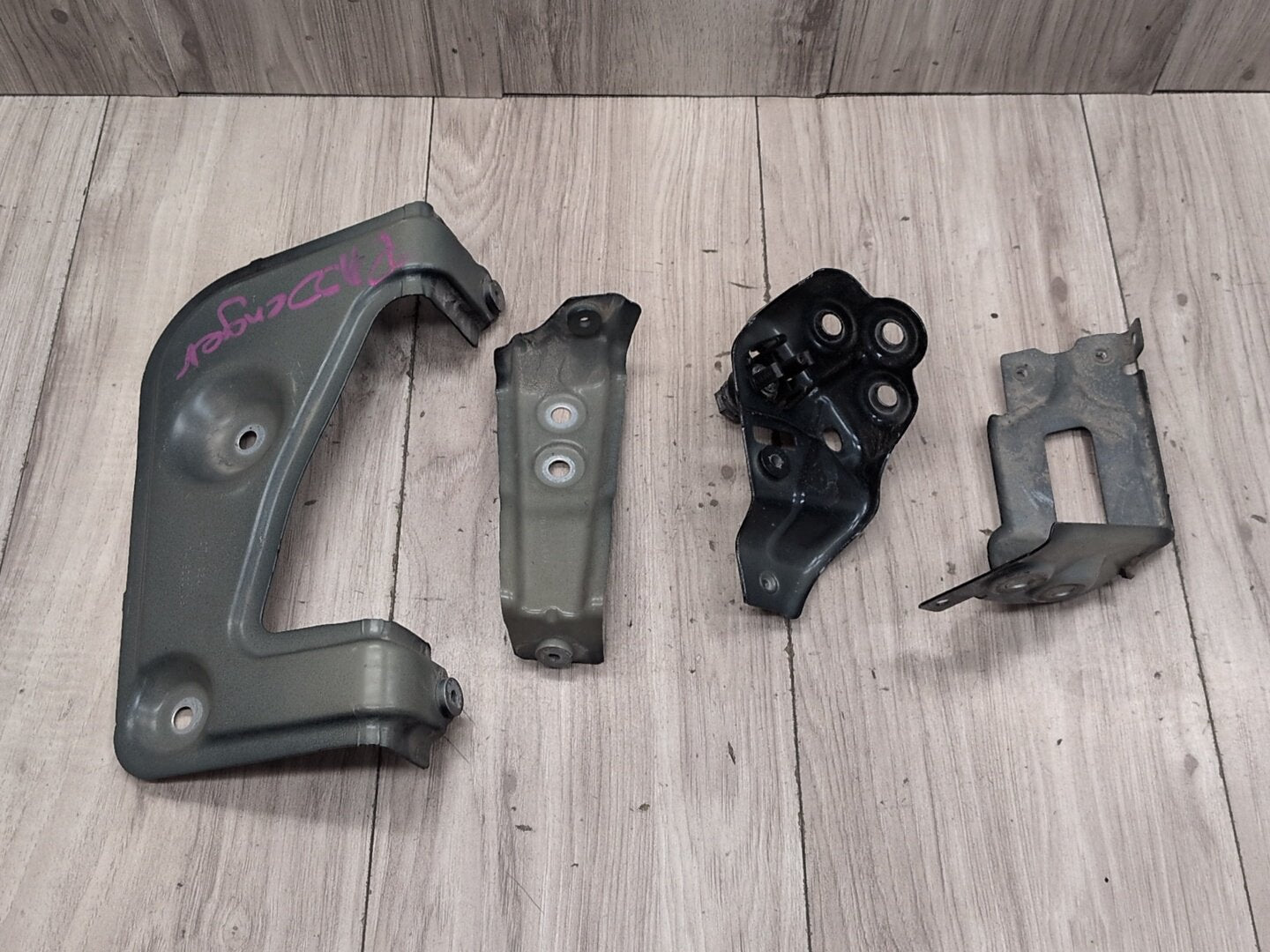 2019 - 2026 BMW X5 G05 Front Right Passenger Fender Brackets SET 7418216 N63B44M3
