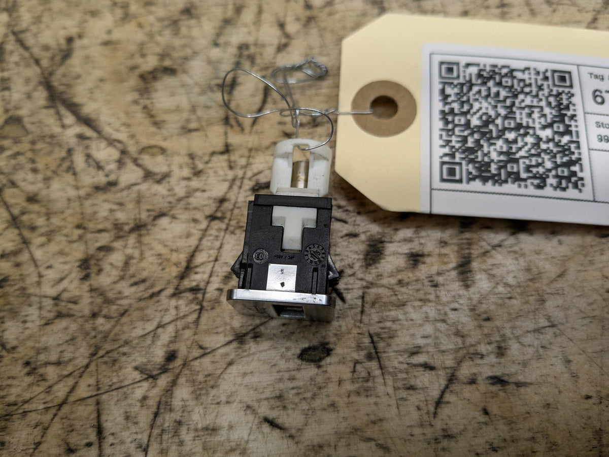 2016-2019 BMW 750i G12 AUX/ USB Charger Port Socket 9368857 OEM