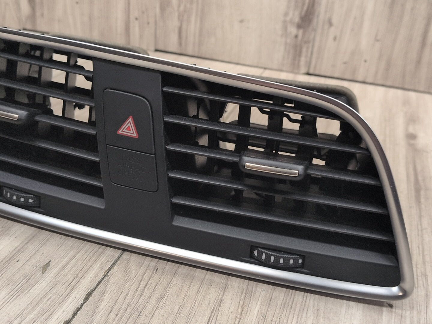 2015-2018 Audi Q3 8U Dashboard Dash Board Middle Center Air Vent 8U1820951C