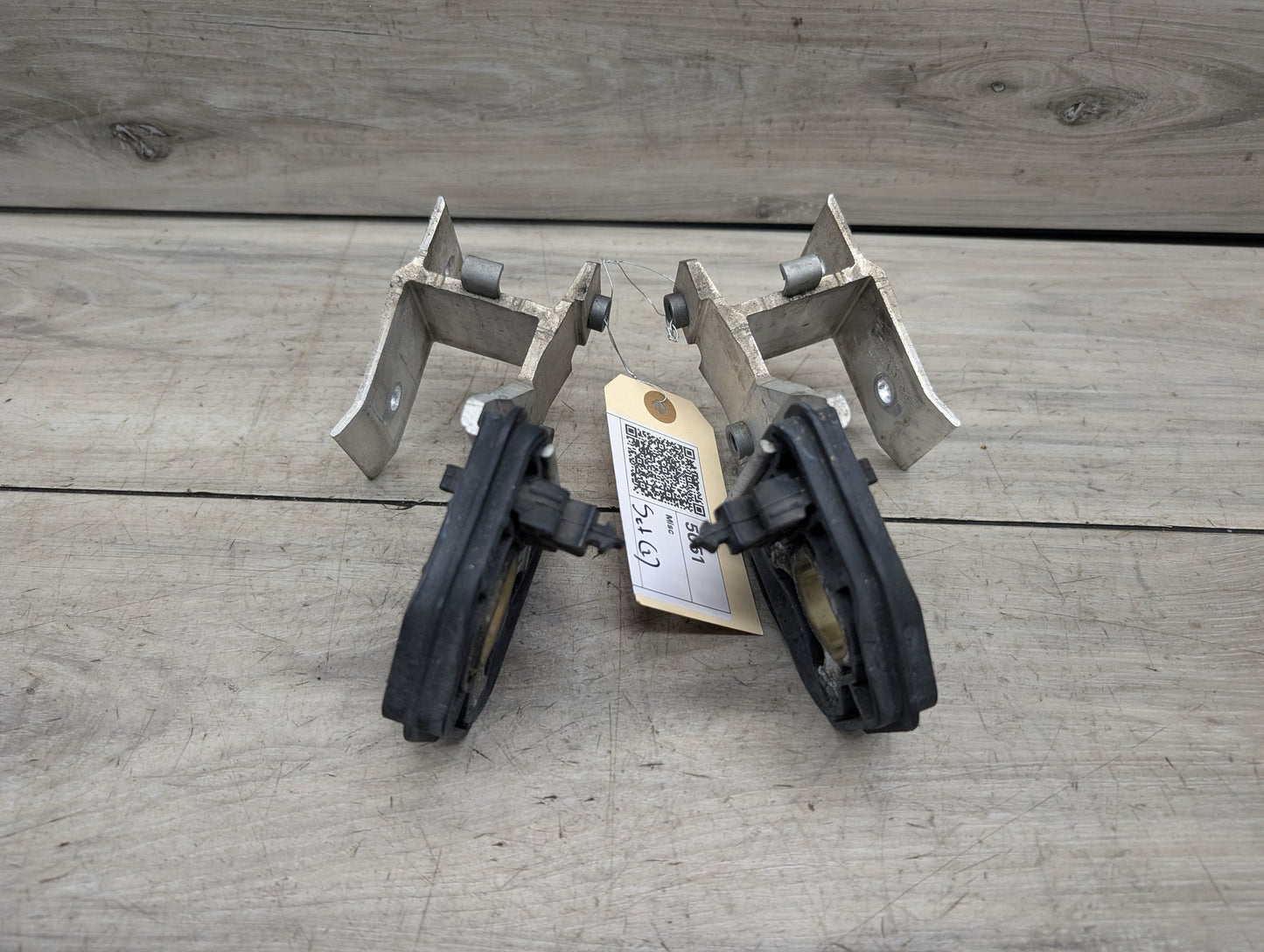 2014 - 2019 BMW 340 F34 Radiator Lower Mounting Brackets SET 8620733 B58B30M0