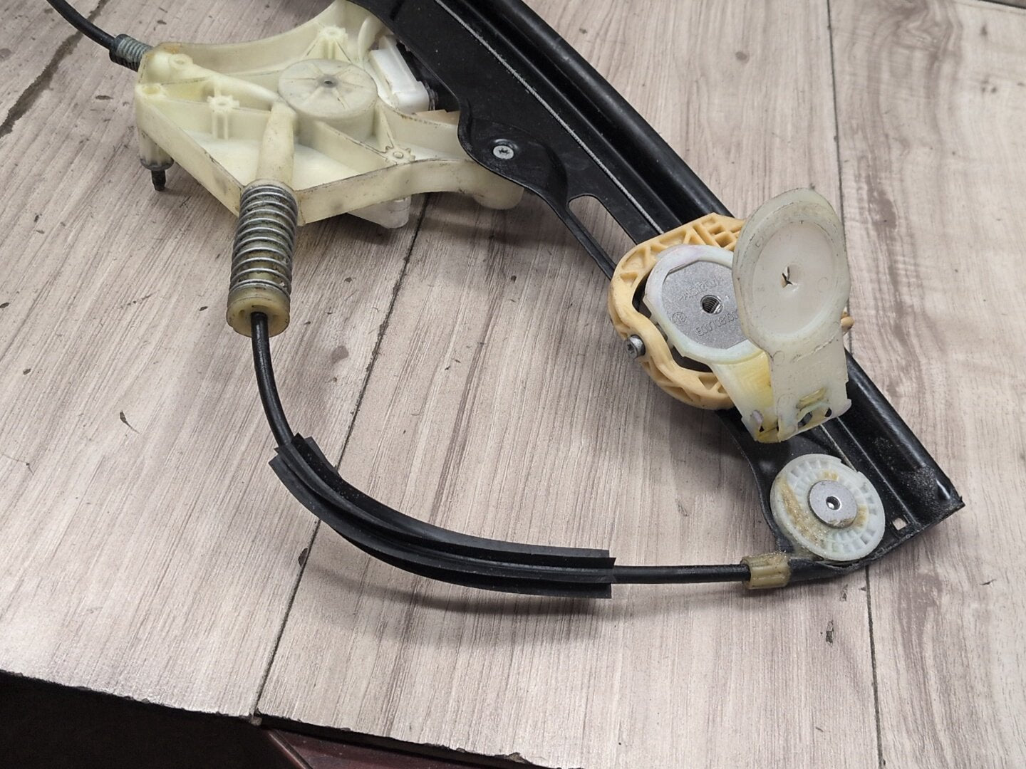 2012-2018 BMW M6 F06 Front Right Passenger Door Window Glass Regulator w/ Motor 7268798