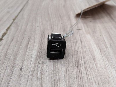 OEM BMW F30 F36 F80 F82 F83 M3 M4 F90 G01 G05 G12 G20 G30 X3 X5 USB Socket Port