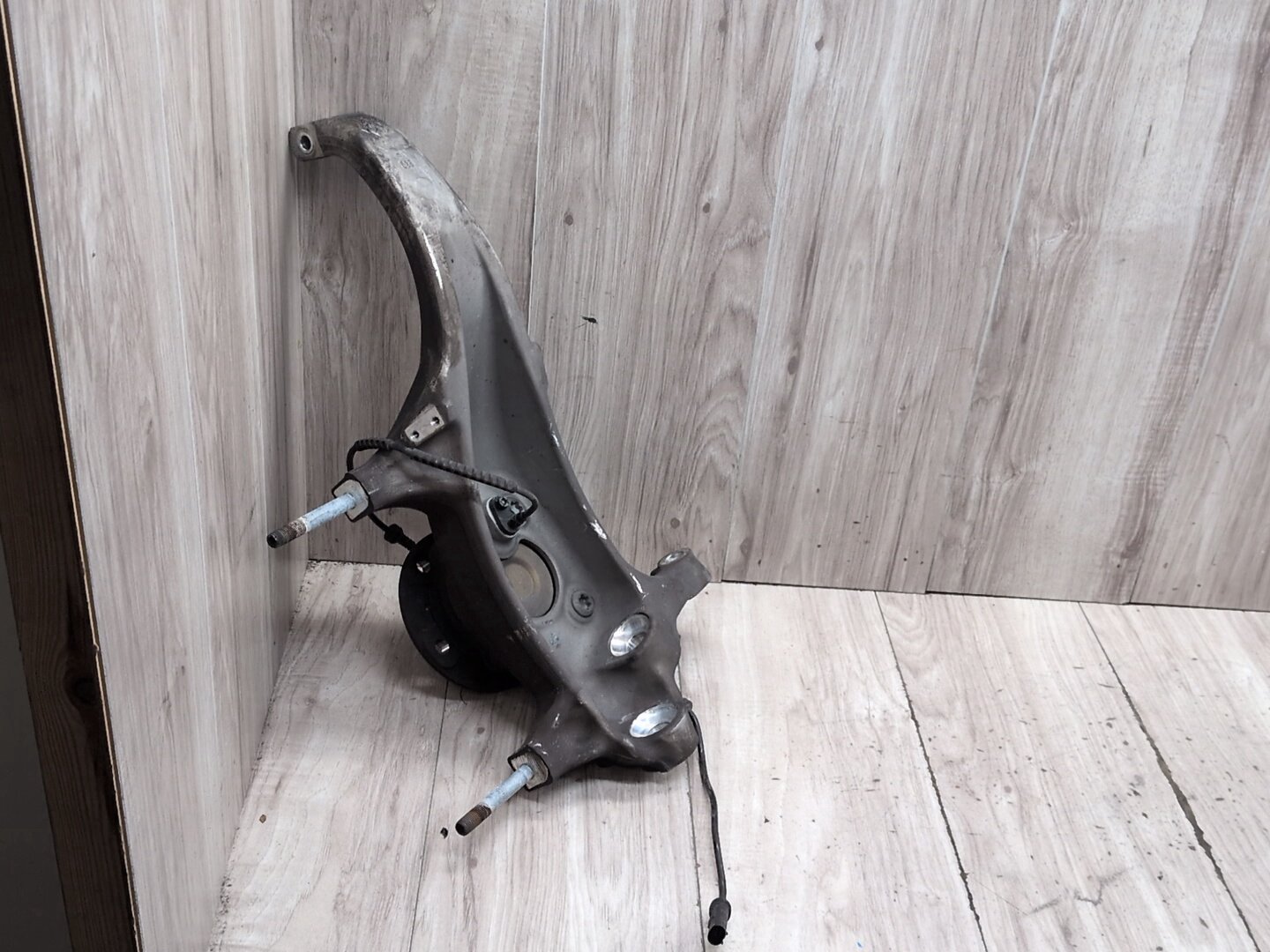 2012-2018 BMW M6 F06 Front Left Driver Spindle Knuckle w/ Bearing 2284053