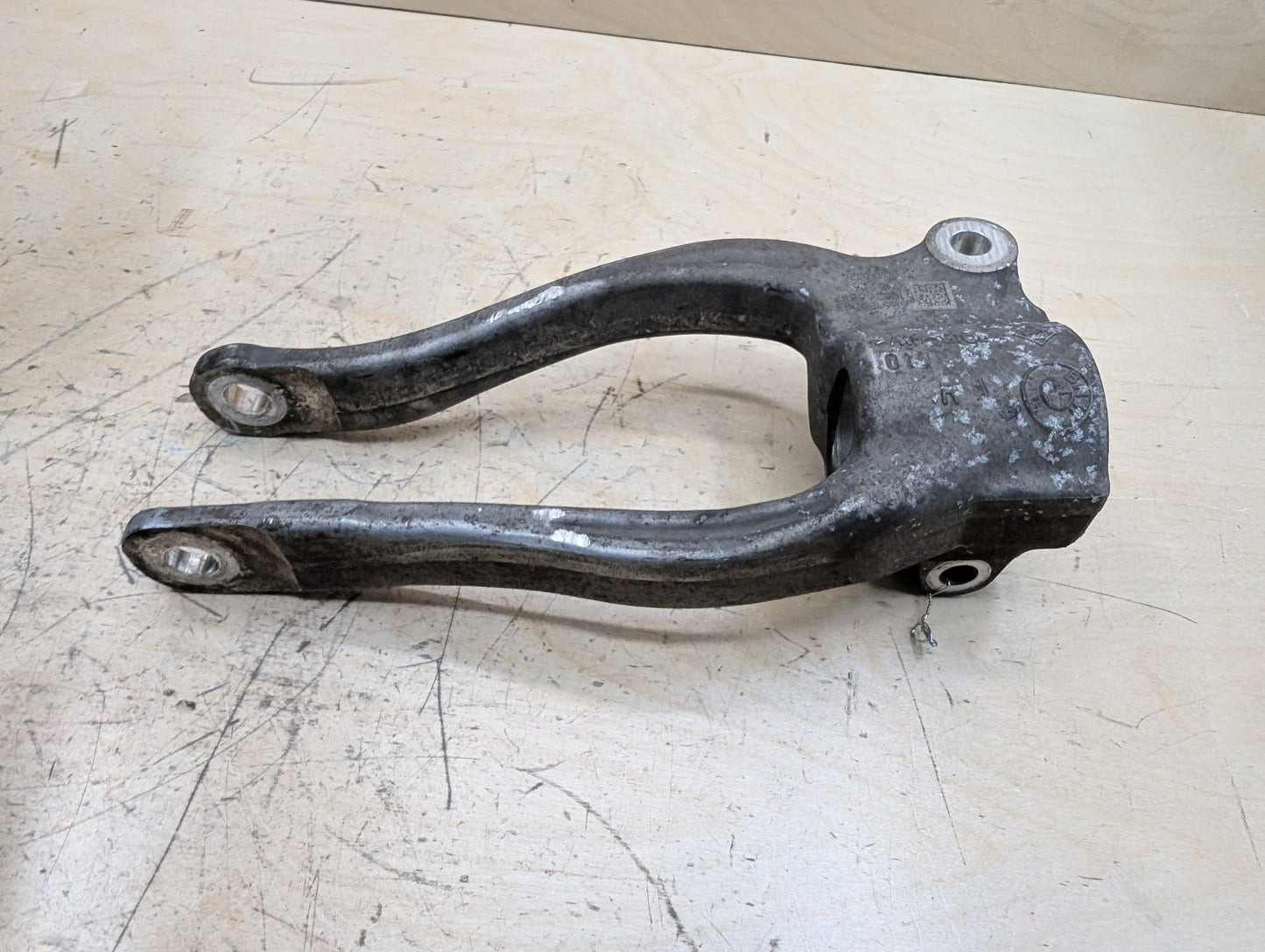 2016-2022 BMW 750i G12 Front Right Passenger Spring Strut Shock Absorber Bracket 6861200