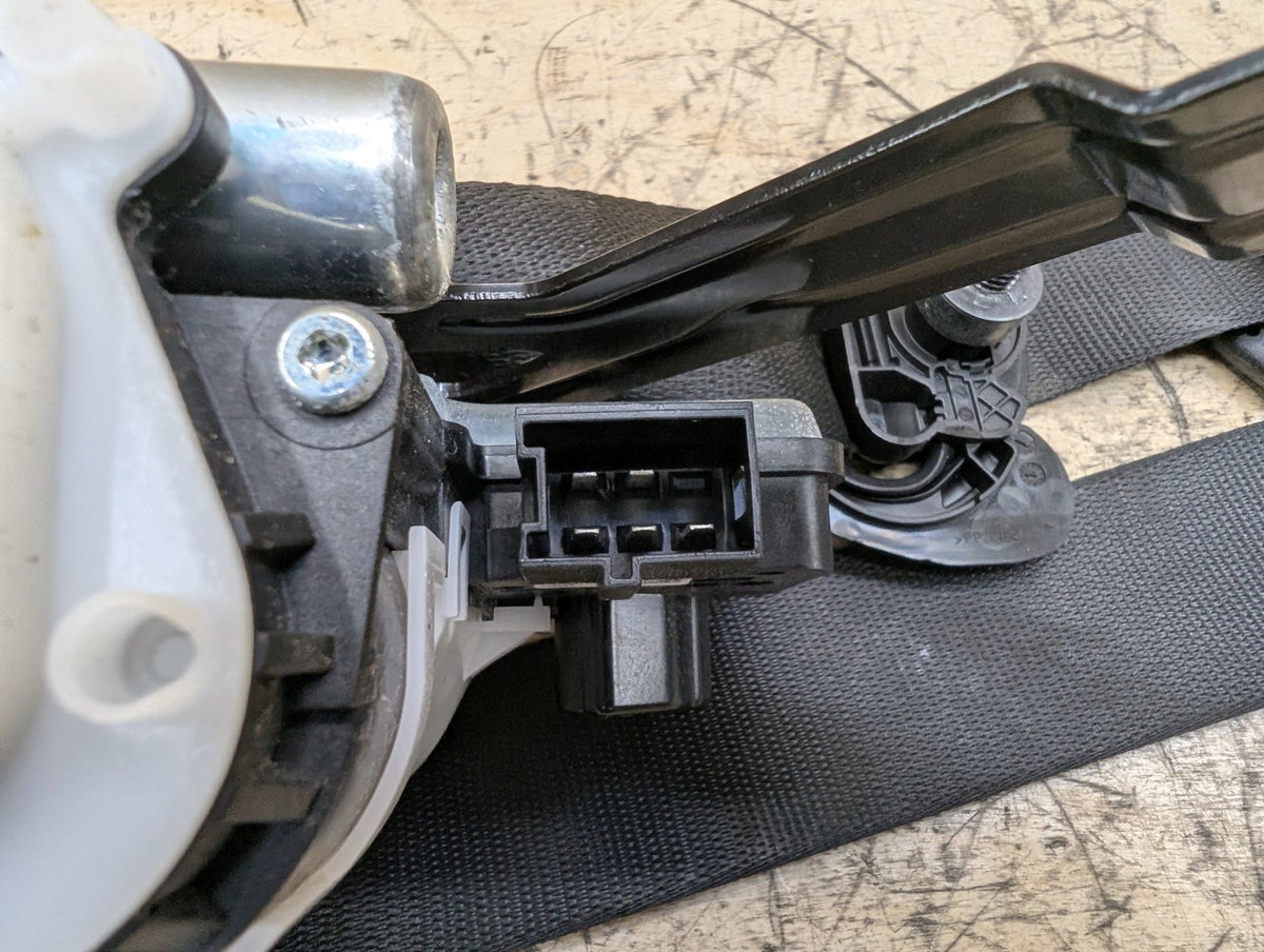 OEM BMW G11 G12 740 750 M760 Front Right Passenger Seat Belt Retractor Black