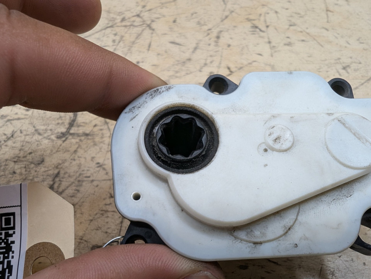 2010-2017 BMW 535i GT xDrive F07 Front Bumper Radiator Air Flap Shutter Motor Actuator 7193168 OEM
