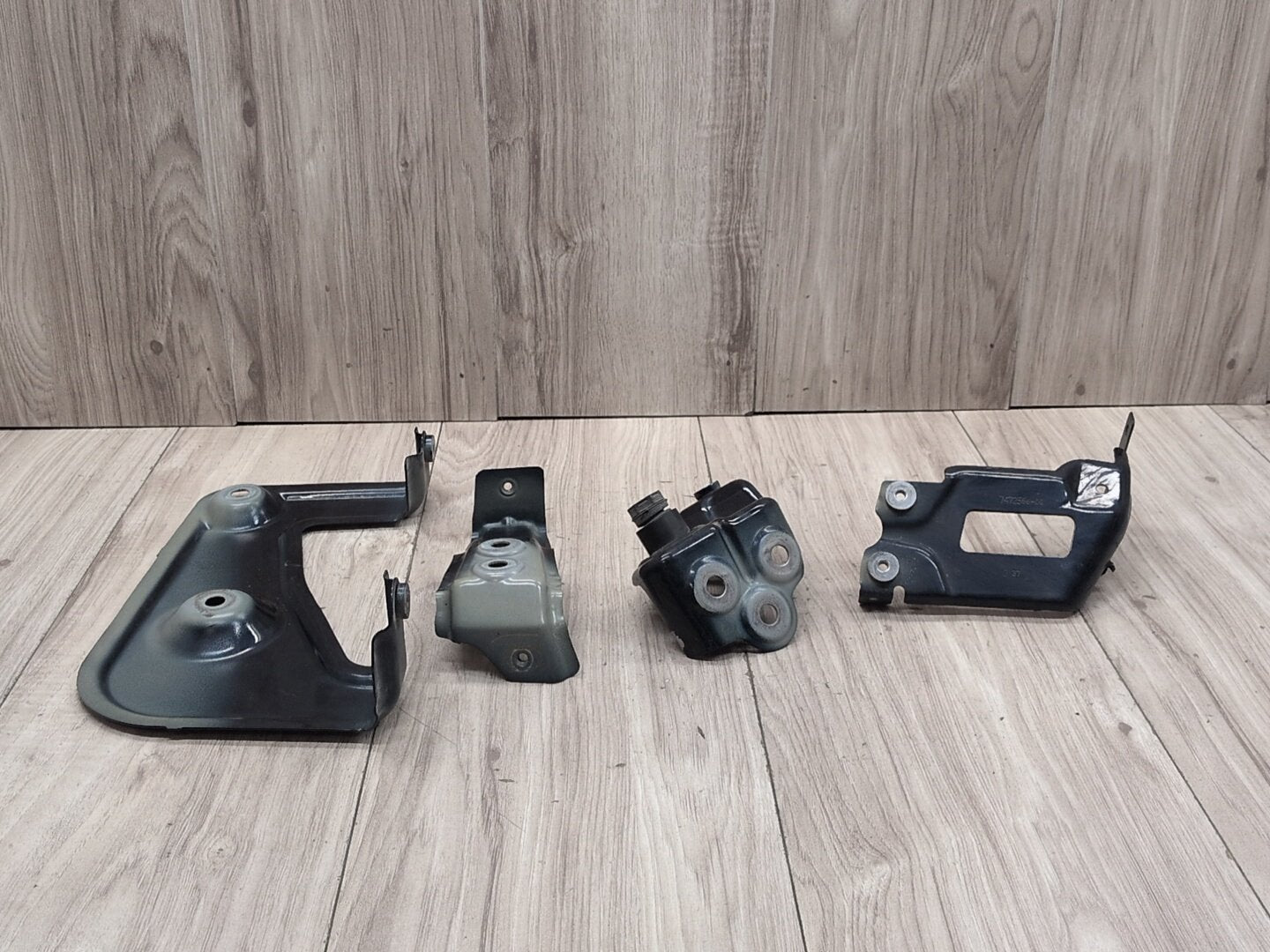 2019 - 2026 BMW X5 G05 Front Right Passenger Fender Brackets SET 7418216 N63B44M3