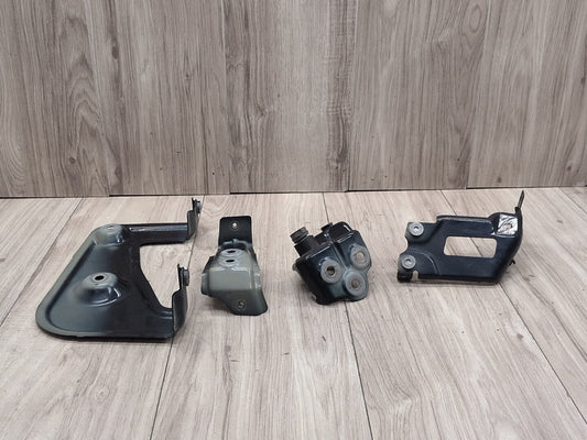 2019 - 2026 BMW X5 G05 Front Right Passenger Fender Brackets SET 7418216 N63B44M3