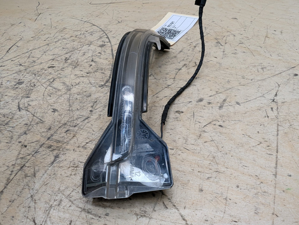 2010-2017 BMW 535i GT xDrive F07 Front Right Passenger Turn Signal Light Indicator 7308536 OEM