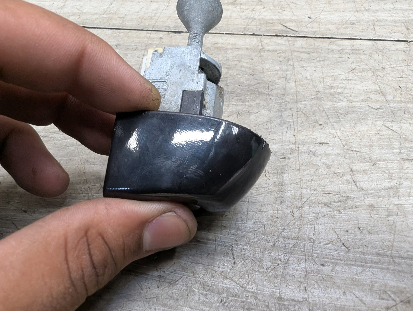 2011 BMW 328i E90 Front Left Driver Key Lock Mechanism w/ Key 7162427