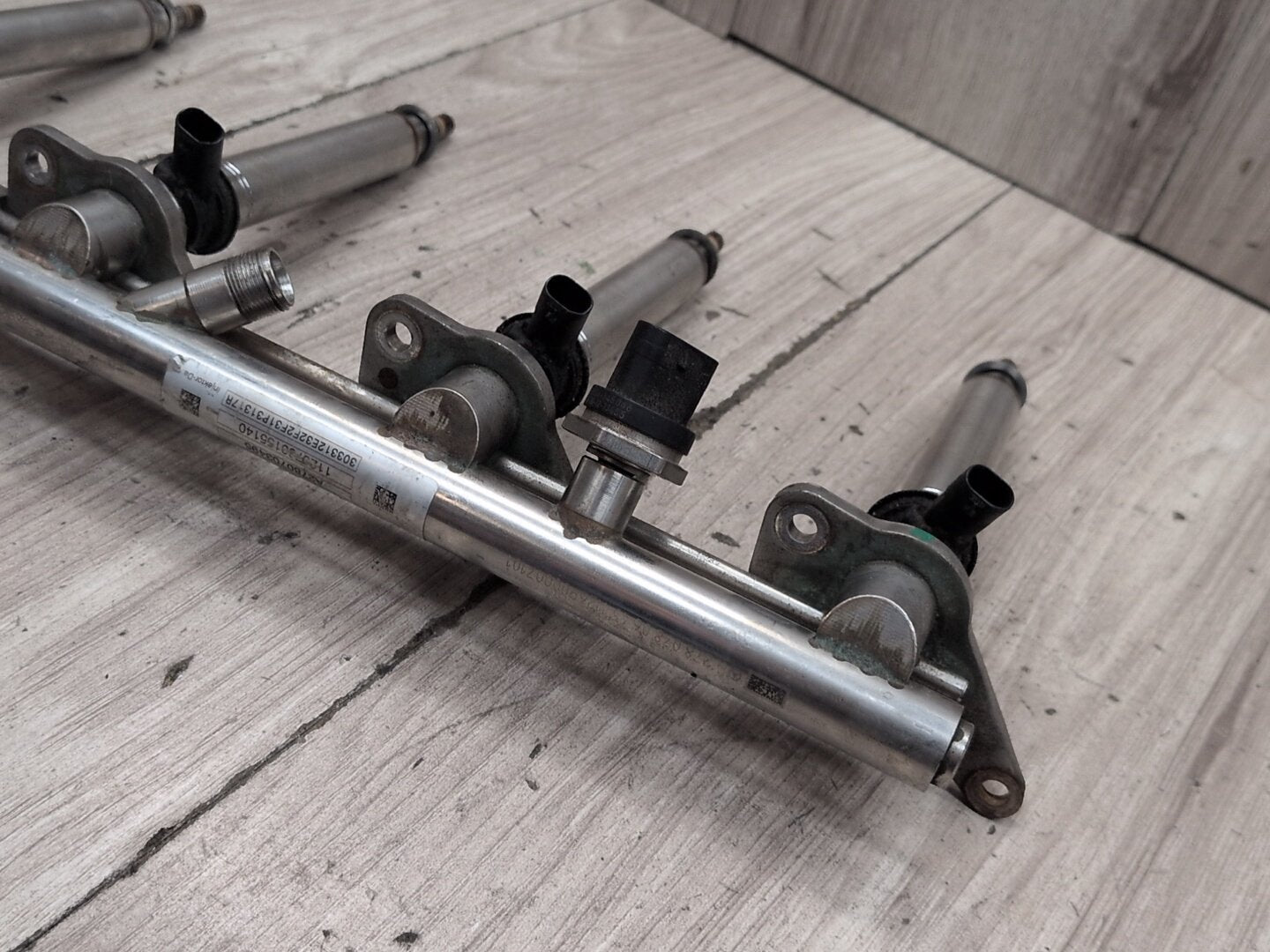 09-12 Mercedes-Benz W212 E550 M278 Engine Right Motor Fuel Injector Rail Line