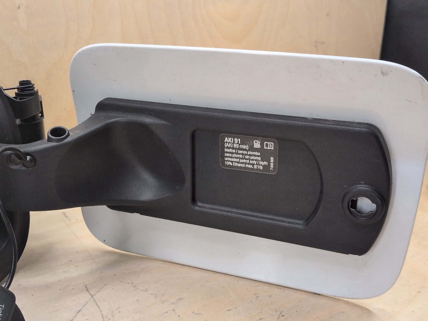2018-2024 BMW X3 G01 Gas Cover Assembly 7405751