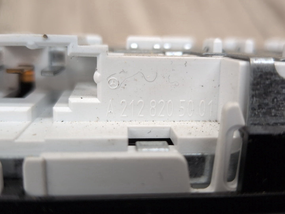 09-12 Mercedes-Benz E550 W212 Rear Headliner Overhead Dome Light Switch Module