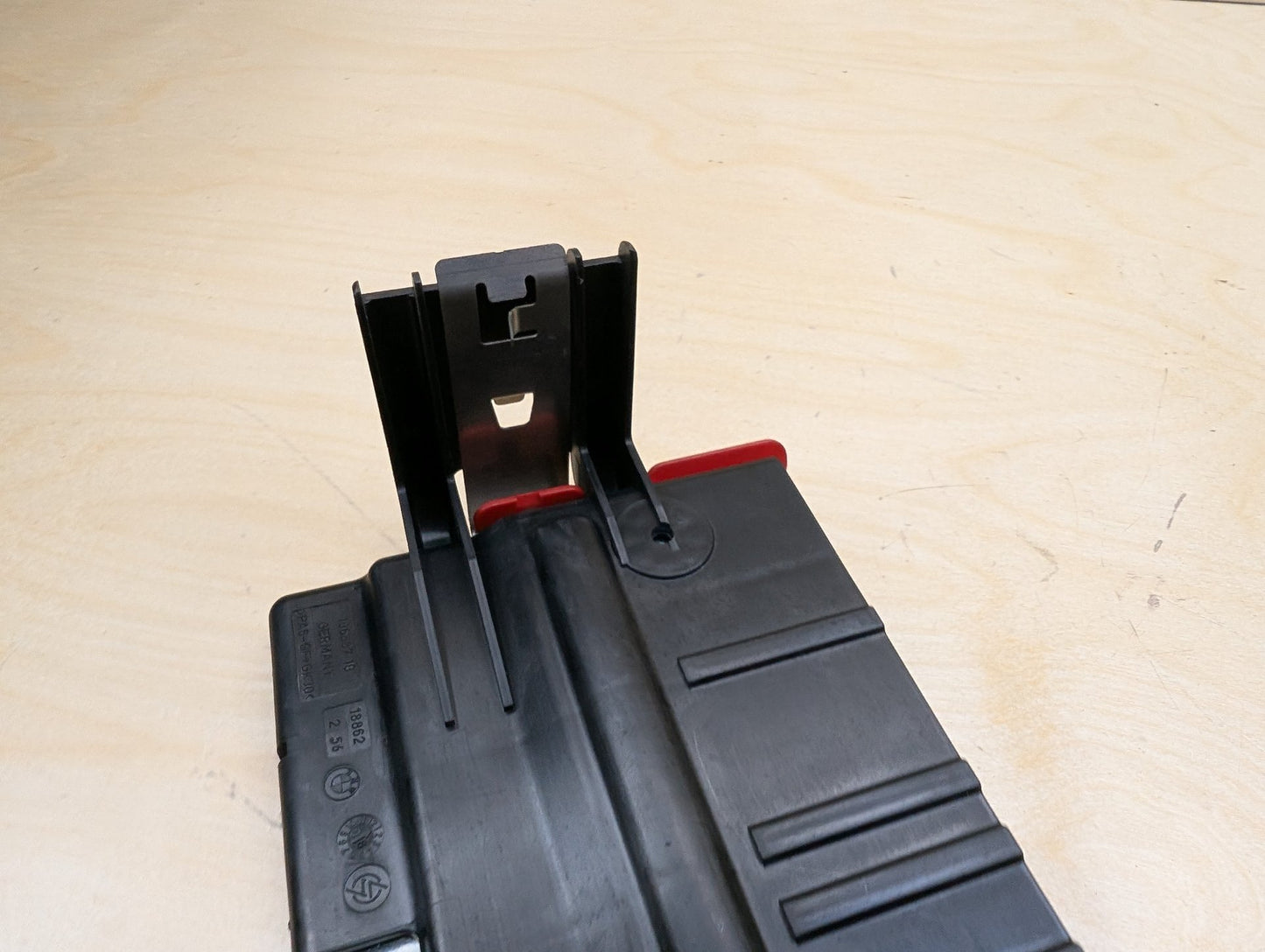 OEM BMW E82 E88 E90 E92 Battery Power Junction Distribution Fuse Box Voltage