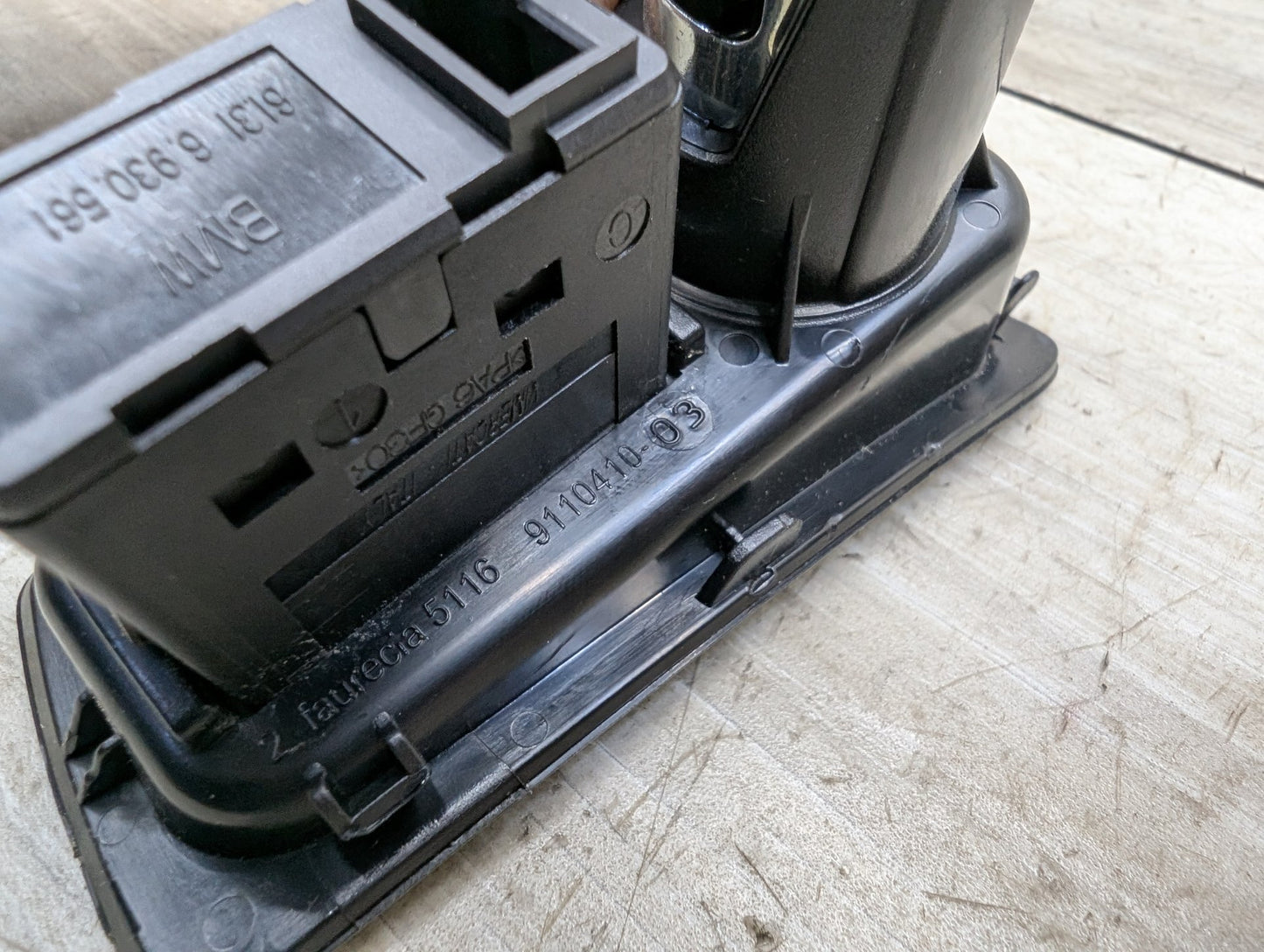 2008-2013 BMW 128i E82 AUX/ USB Charger Port Socket 6930561