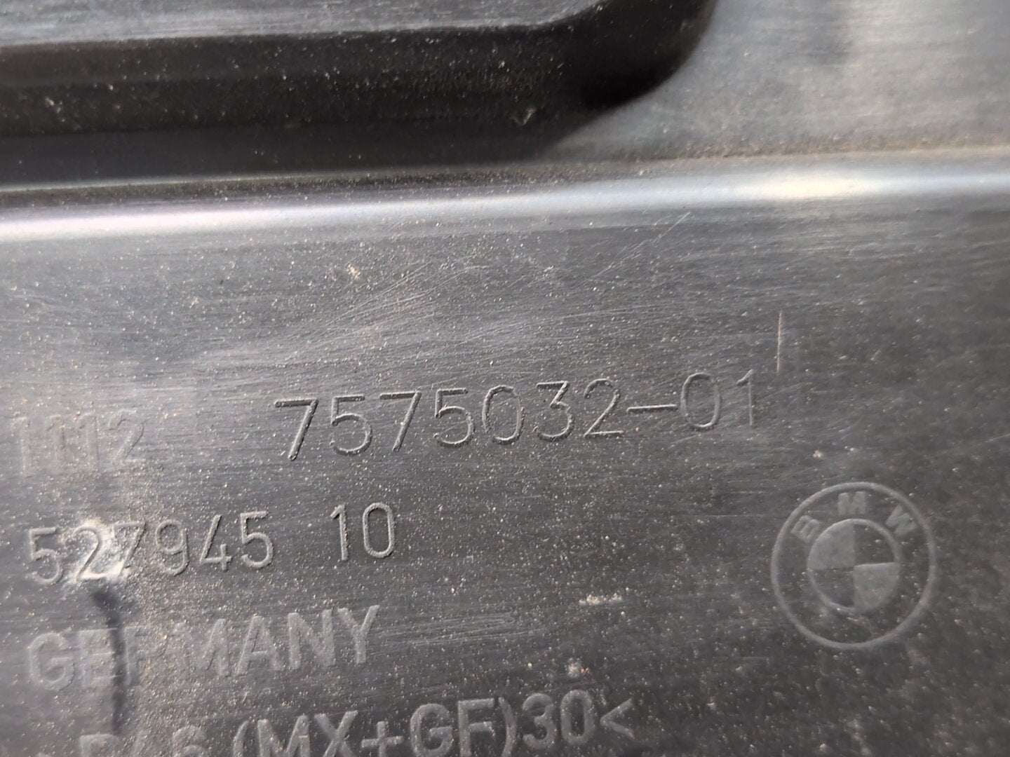 2006-2011 BMW E90 328i N52B30 Engine Cover 7575032