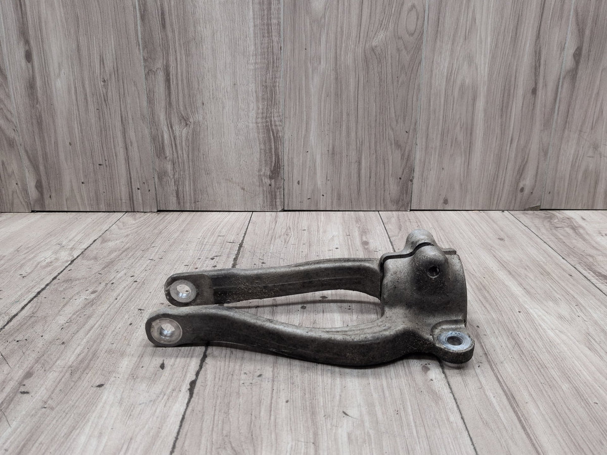 2016-2019 BMW 740Li G12 Front Right Spring Strut Shock Absorber Bracket 6861200