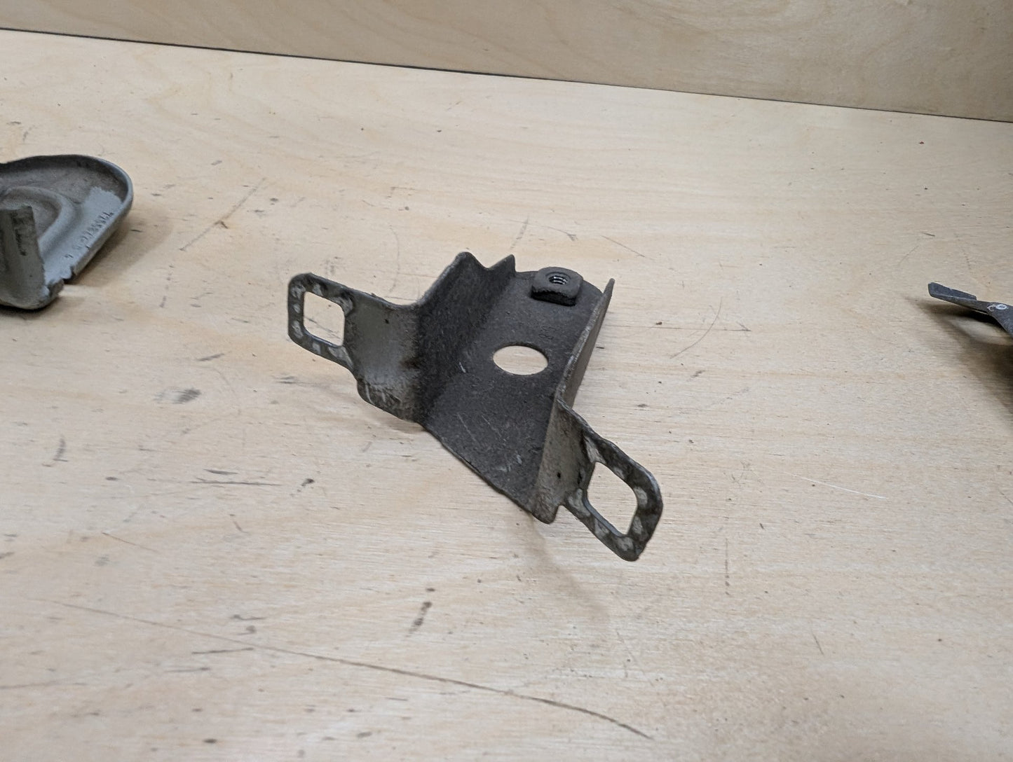 15-20 OEM BMW F80 F82 F83 M3 M4 Left Driver Fender Bracket Mount Carrier SET