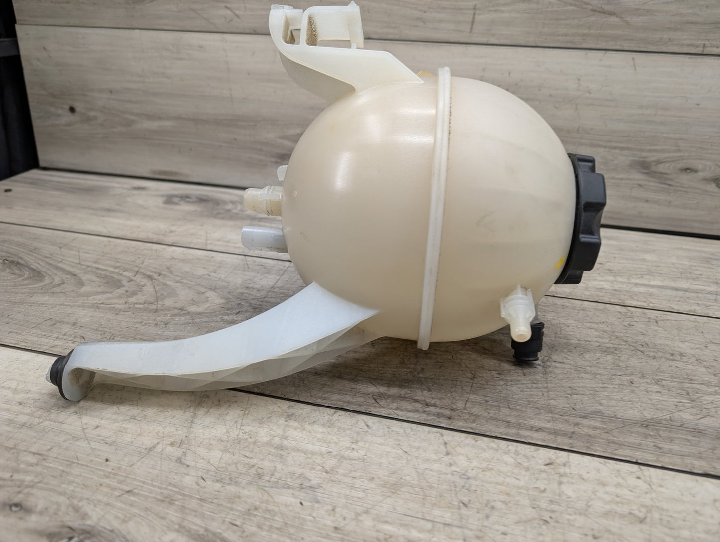 19-25 OEM BMW G05 G06 G07 X5 X6 X7 Radiator Coolant Reservoir Expansion Tank