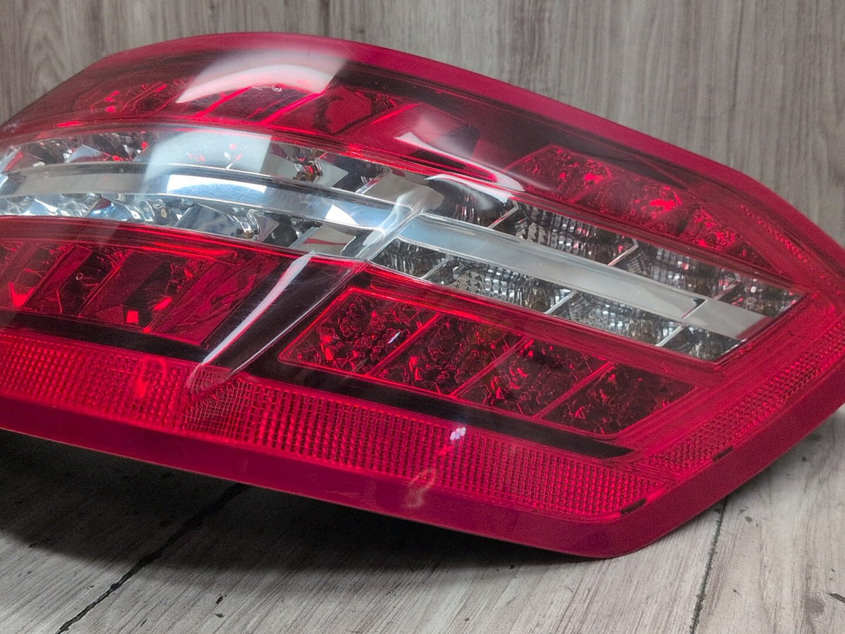 2009-2012 Mercedes-Benz E550 W212 Rear Right Passenger Outer Tail Light A2129060858 OEM
