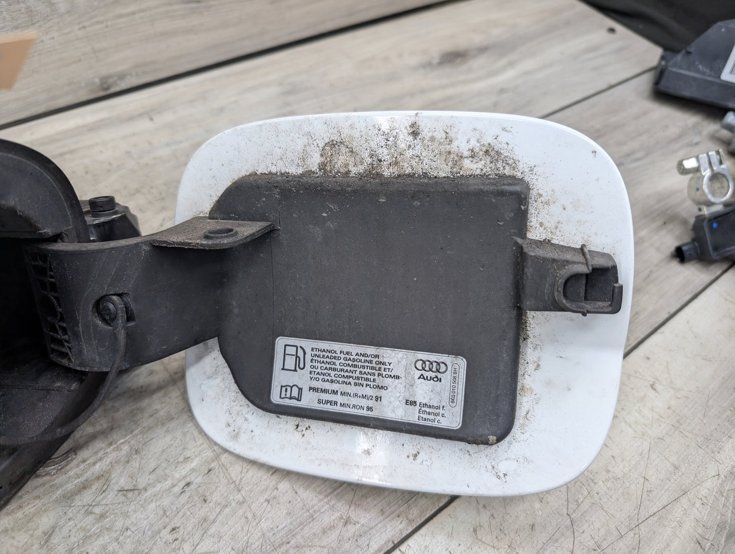 2009 - 2017 Audi Q5 8R Fuel Gas Tank Filler Cap 8R0809999B EA888