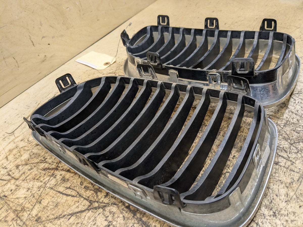 2008-2013 BMW 135i E88 Front Upper Bumper Cover Kidney Grilles SET 7179655 OEM