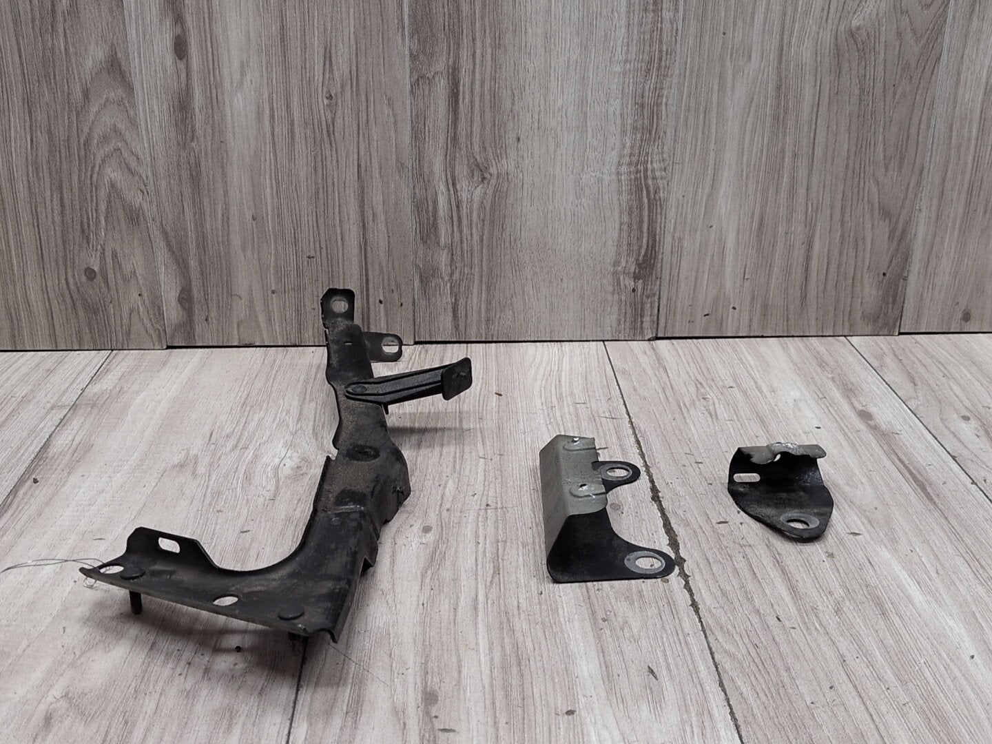 2008 - 2017 Audi S5 8T Front Left Driver Fender Brackets SET