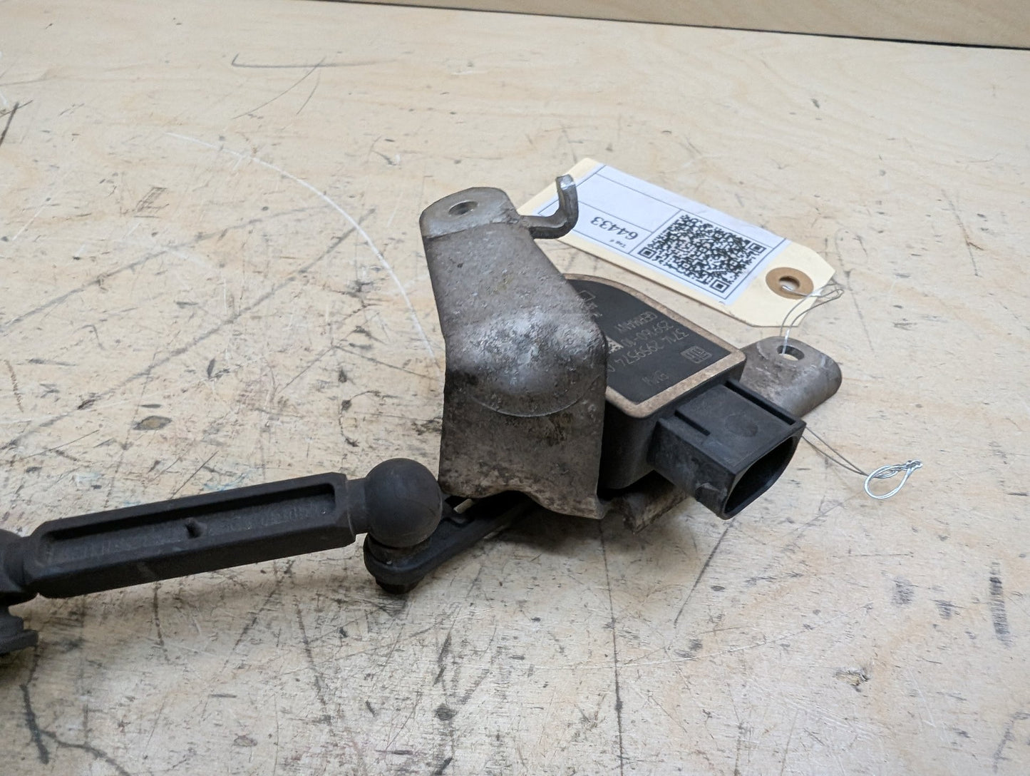 2016-2022 BMW 750i G12 Suspension Height Level Sensor 2959574