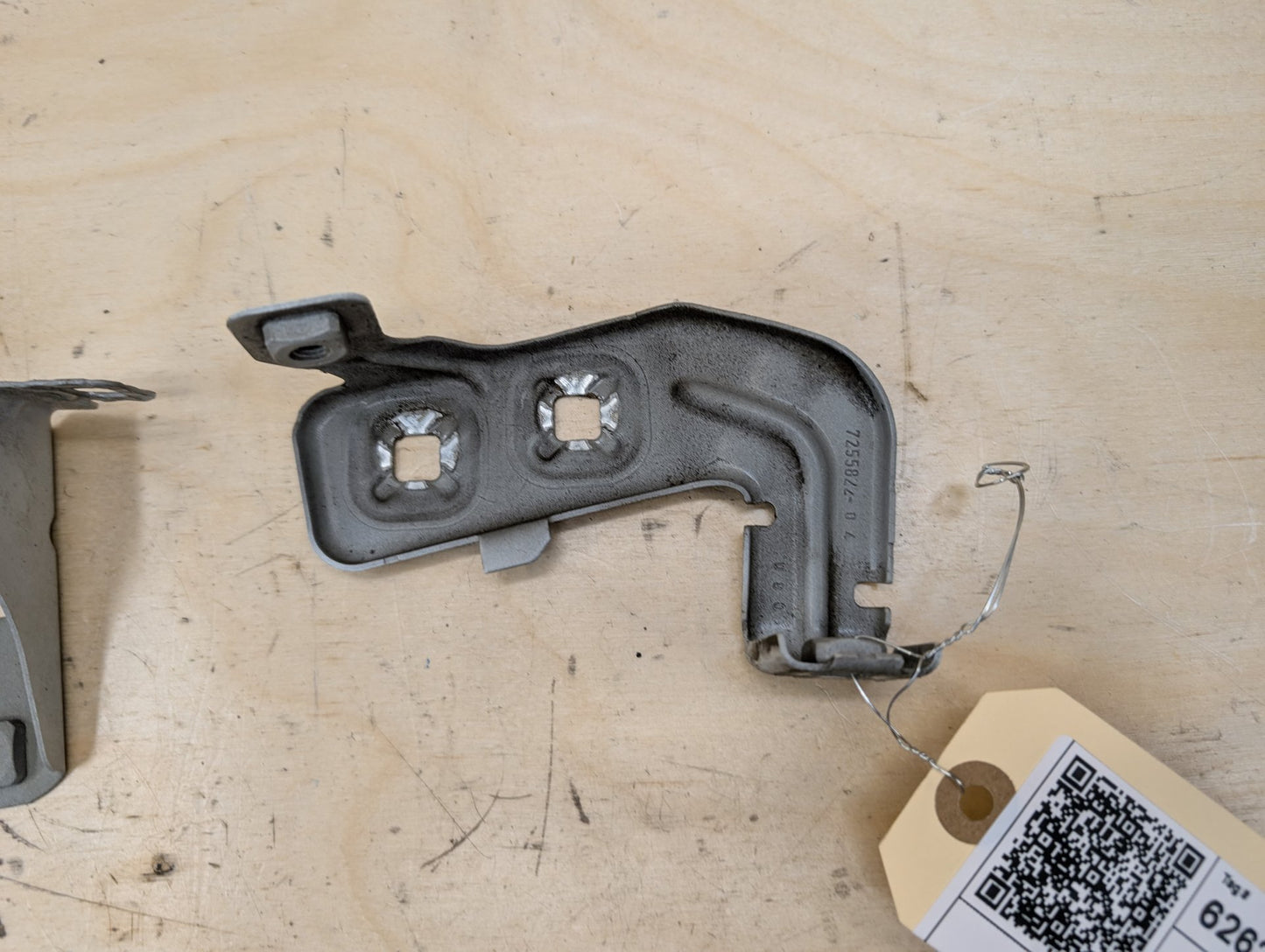 15-20 OEM BMW F80 F82 F83 M3 M4 Left Driver Fender Bracket Mount Carrier SET