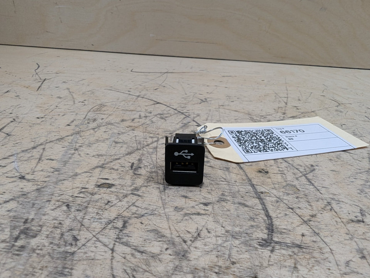 2016-2019 BMW 740i G12 AUX/ USB Charger Port Socket 9229294 OEM