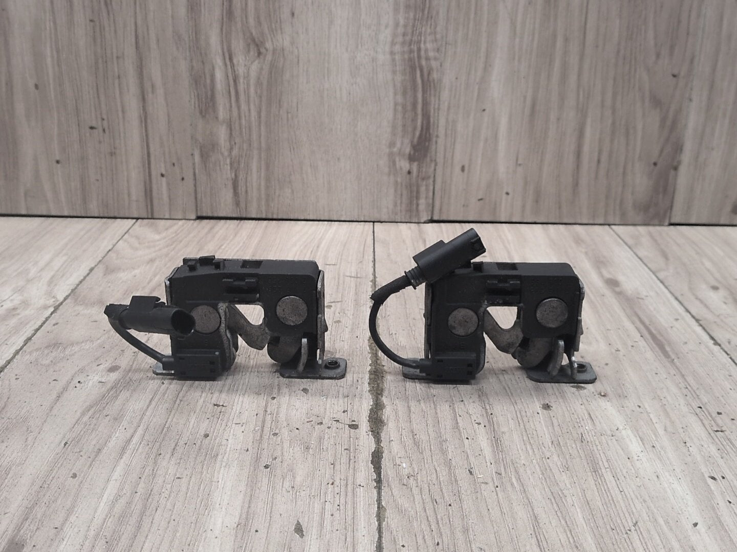 2004-2010 BMW M6 E64 Hood Bonnet Safety Lock Latches SET 7115228 OEM