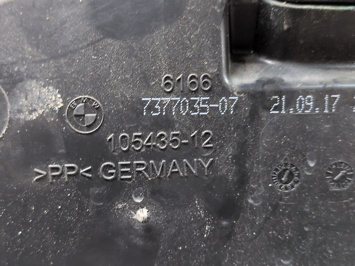 OEM BMW G12 G30 540 M550 750 M760 Windshield Wiper Washer Reservoir Tank Pump