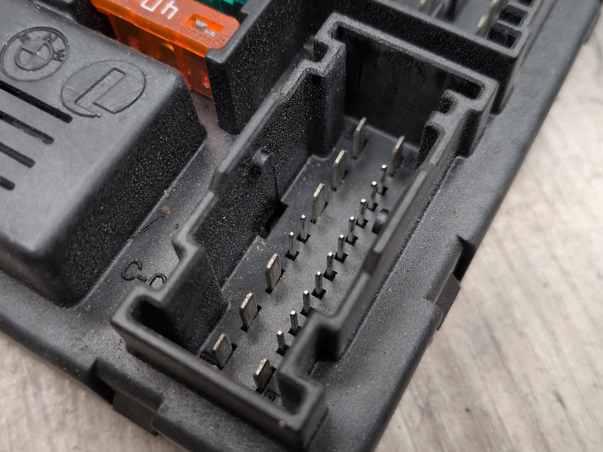 04-10 BMW X3 E83 BCM Fuse Relay Power Junction Distribution Box Module
