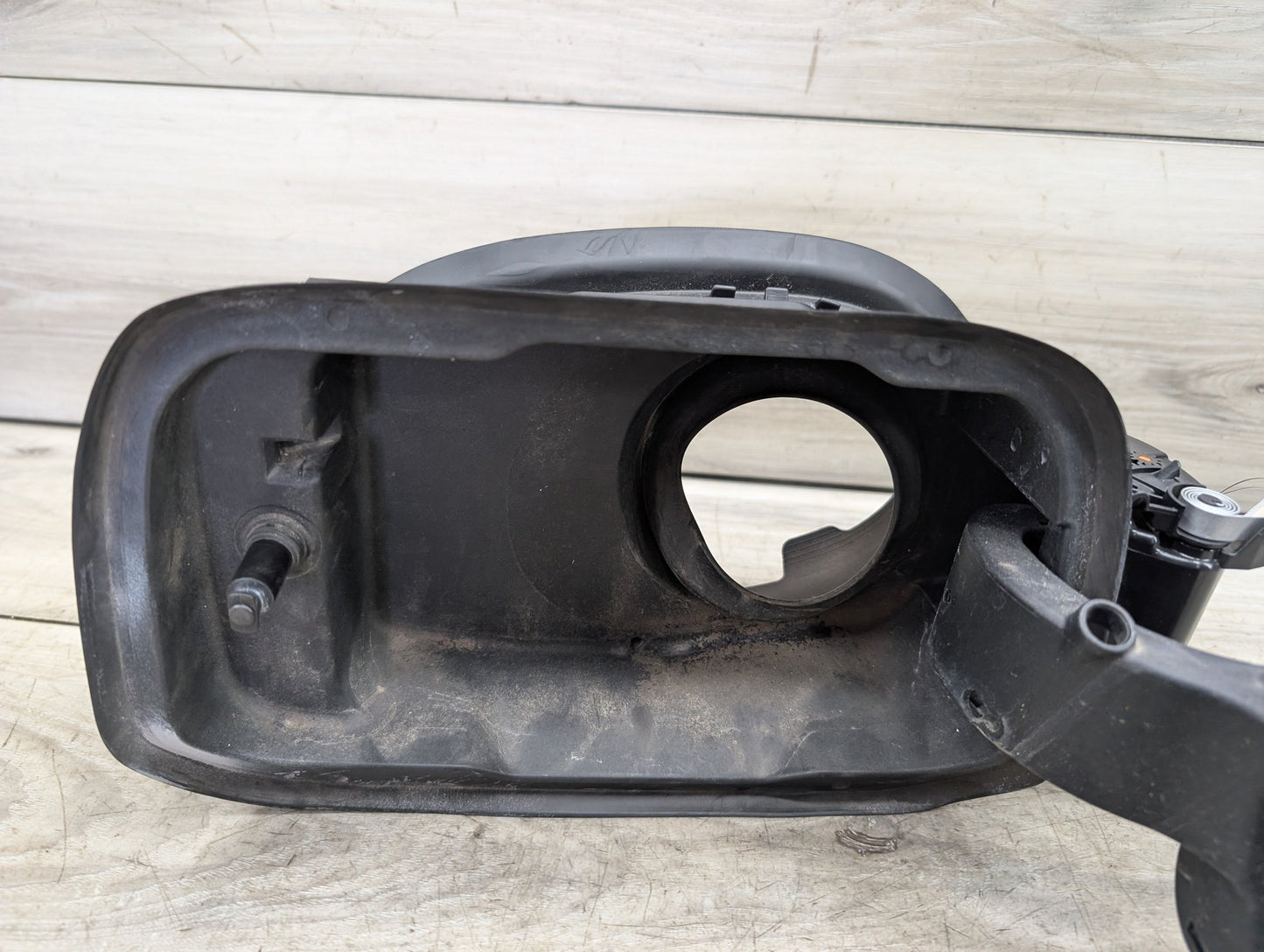 2017-2023 BMW M550i xDrive G30 Gas Cover Assembly 7387939