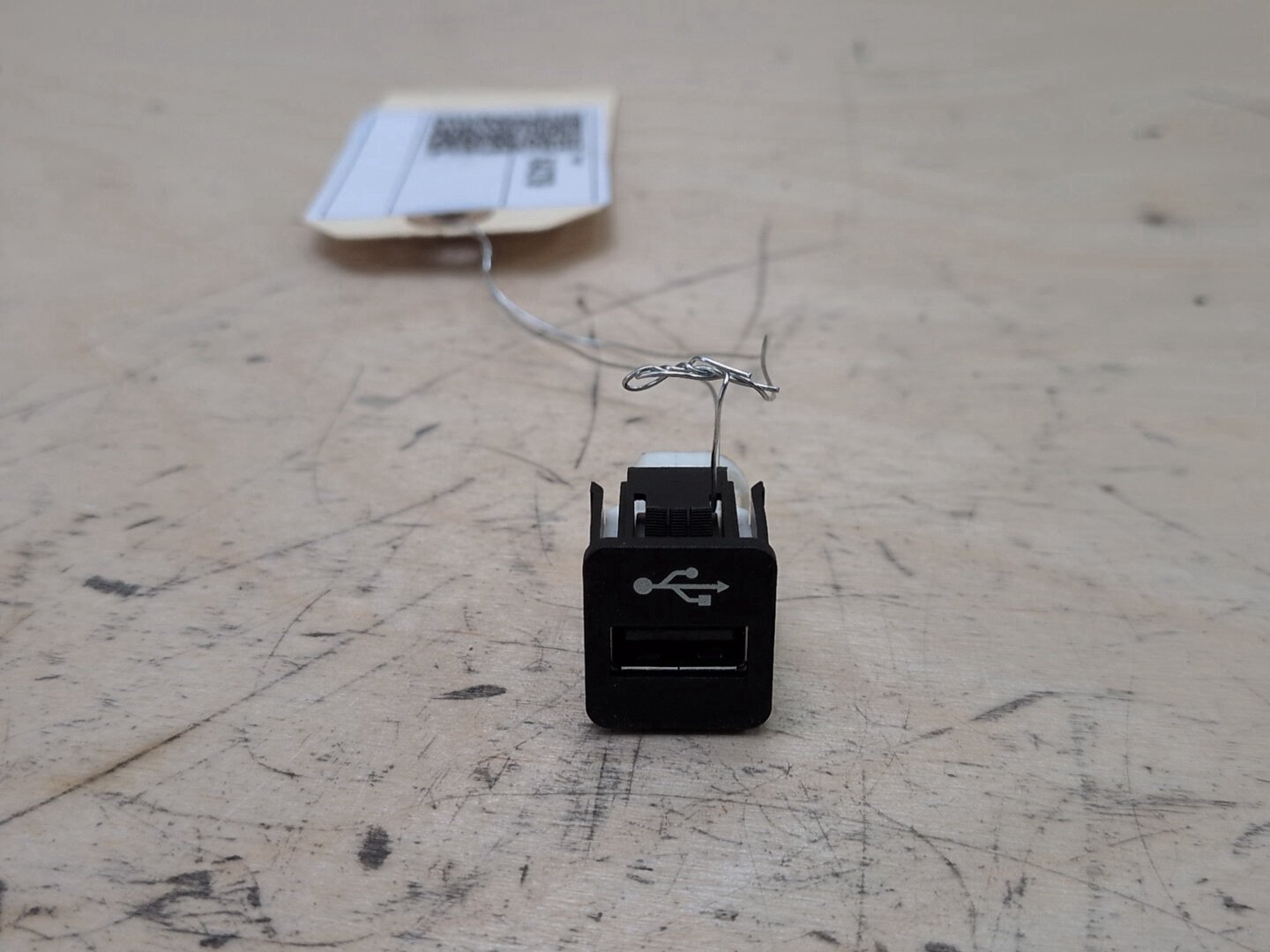 2016-2022 BMW 750i G12 AUX/ USB Charger Port Socket 9299294