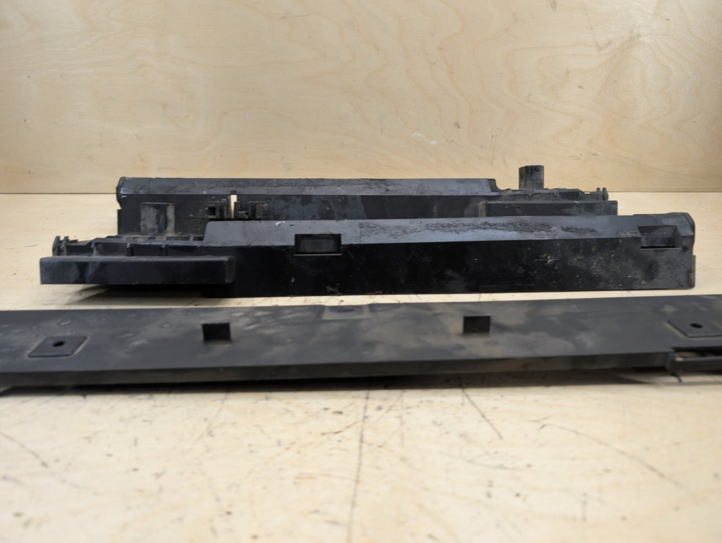 2012-2018 BMW 320i F30 Cooling Radiator Brackets SET 7600537