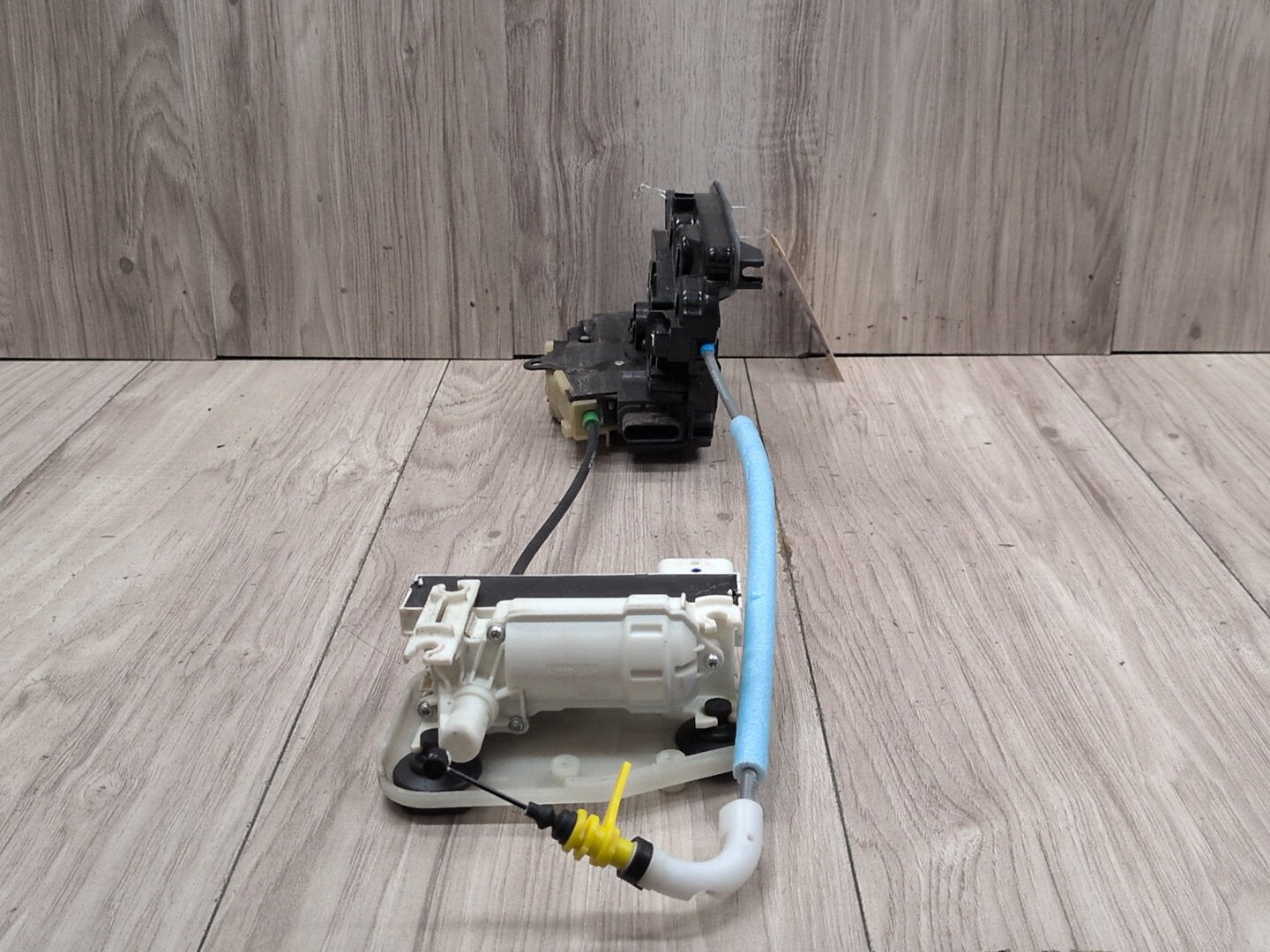 2019 - 2026 BMW X5 G05 Front Right Passenger Door Latch Lock Actuator 7477702 N63B44M3