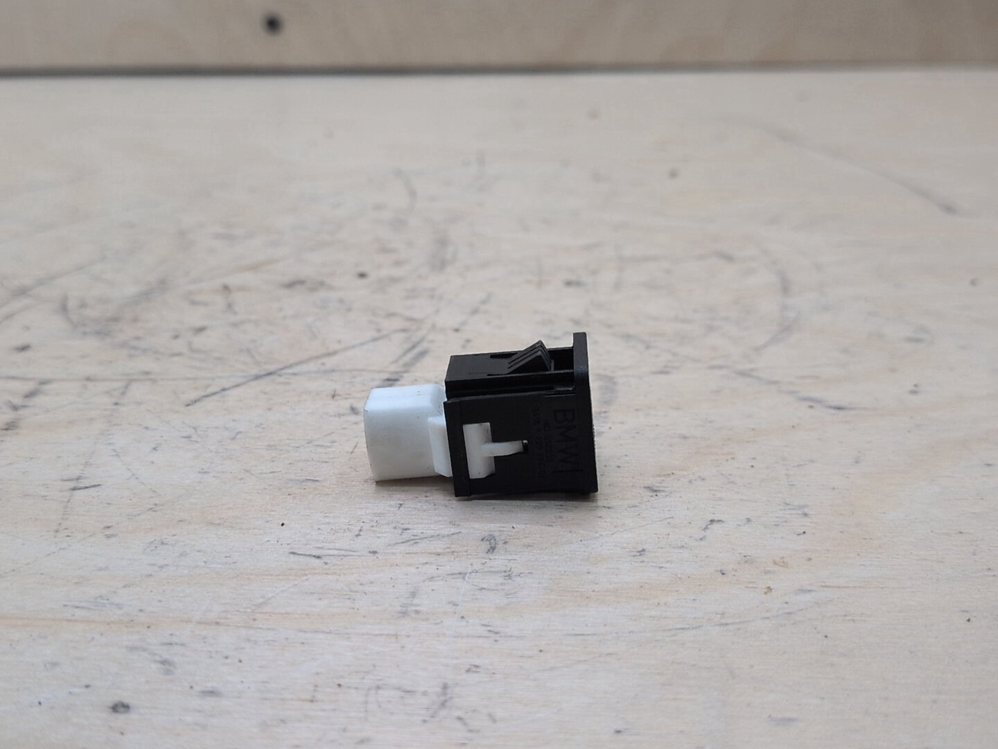2016-2022 BMW 750i G12 AUX/ USB Charger Port Socket 9229294