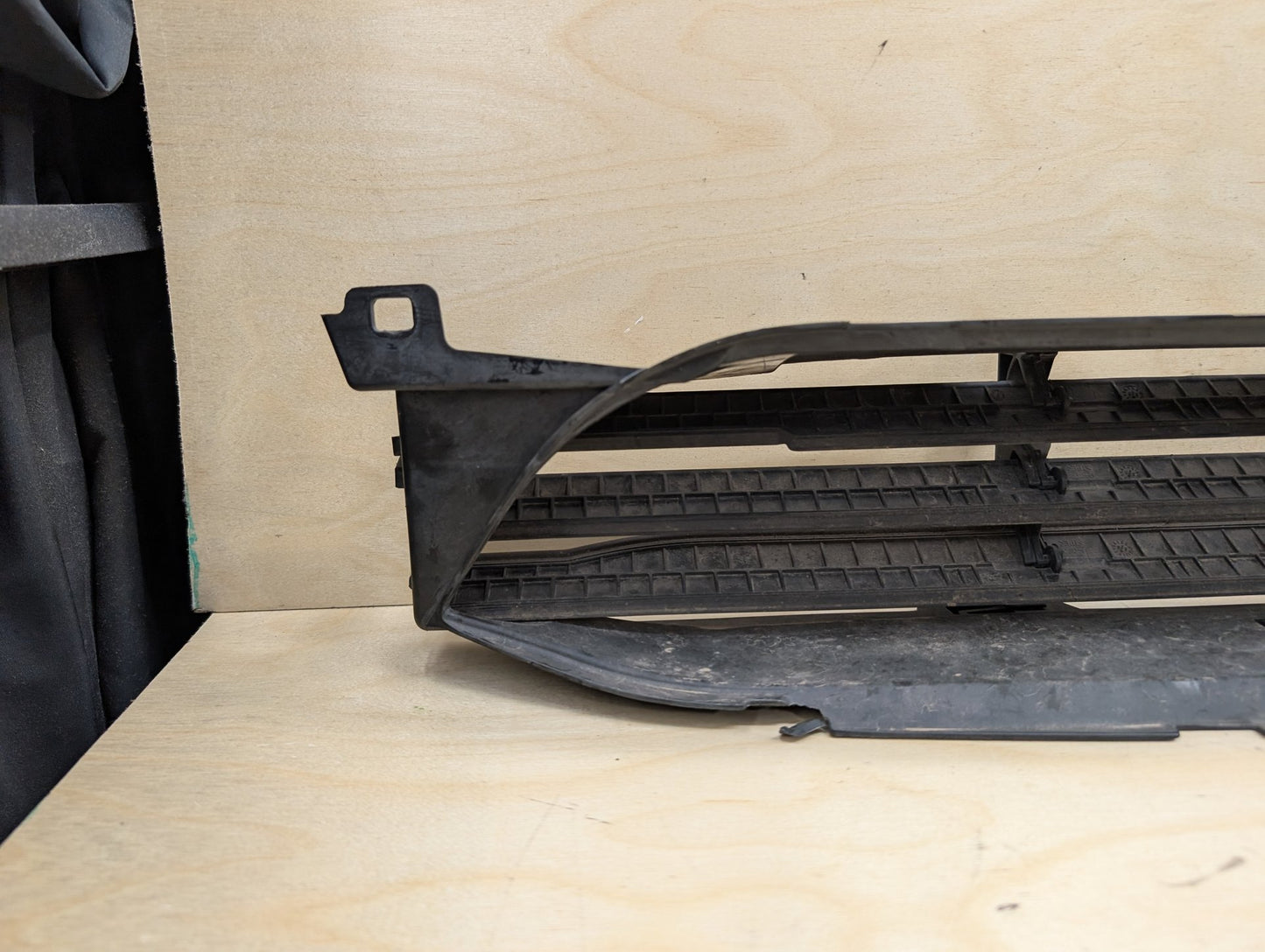 2018-2024 BMW X3 G01 Front Lower Radiator Air Flap Shutter 7497231