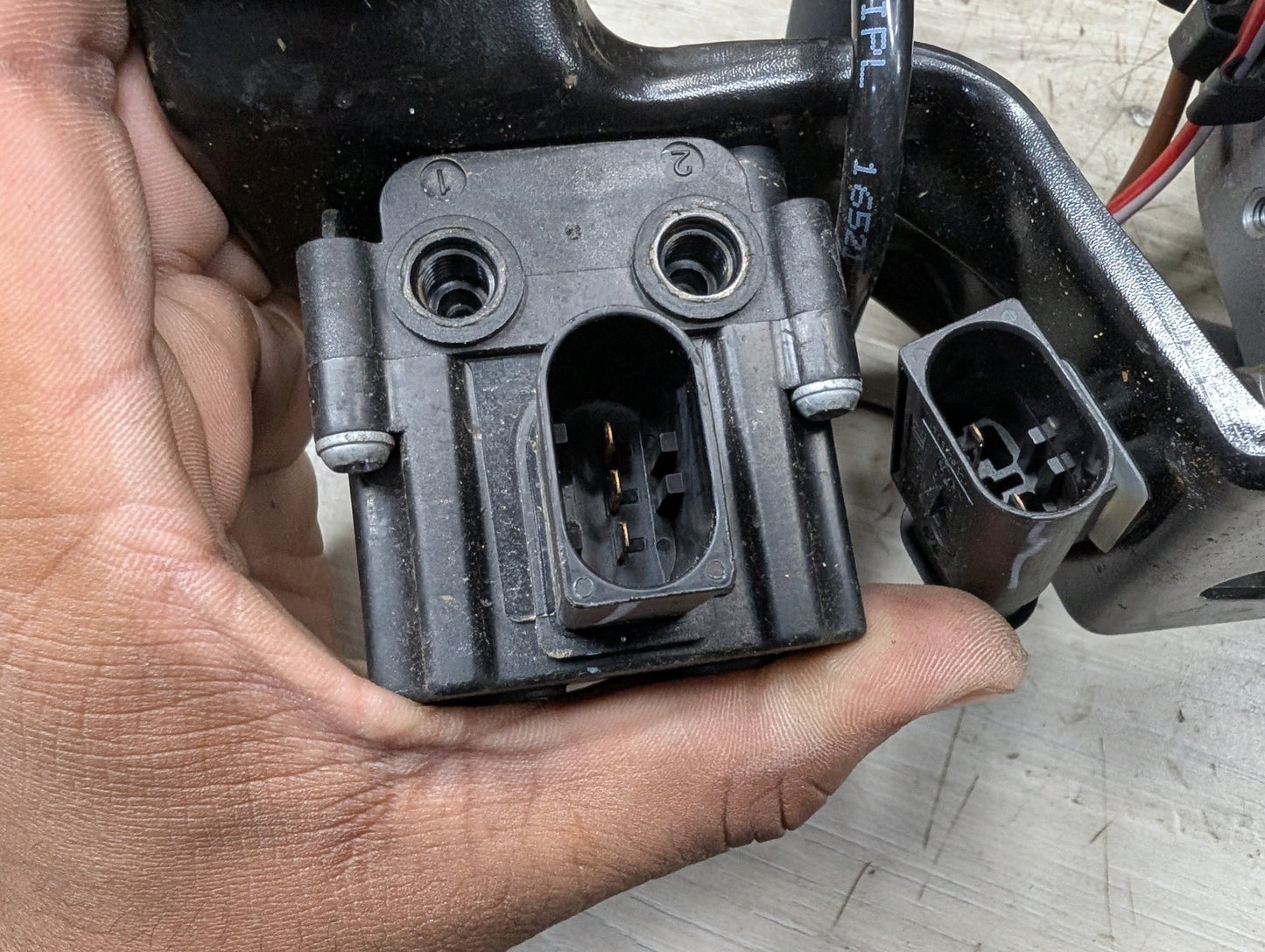 2014 - 2018 BMW X5 F15 Air Suspension Compressor Pump 6875177 N63B44O1