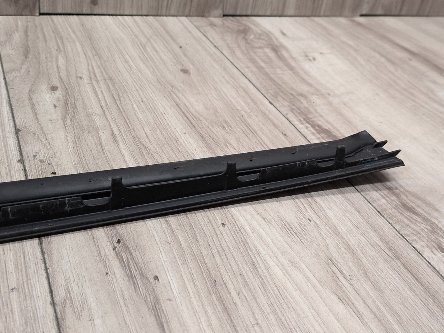2019 - 2026 BMW X5 G05 Right Passenger Side Windshield Drip Molding Trim 7463528 N63B44M3