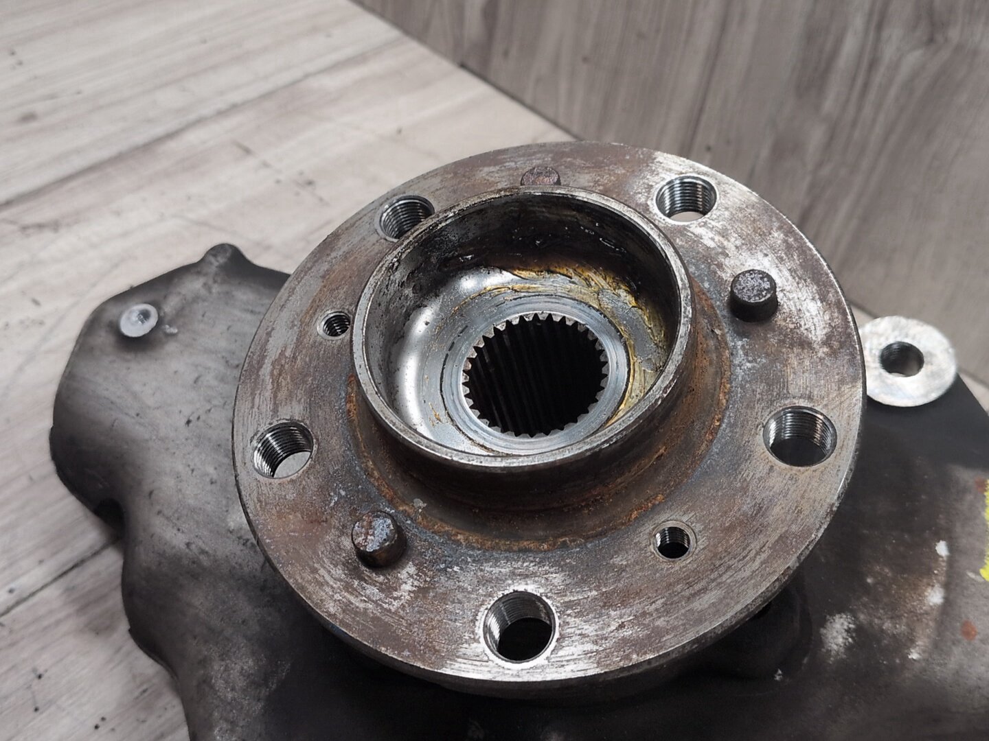 2014 - 2018 BMW X5 F85 Front Right Passenger Spindle Knuckle w/ Bearing 6869870 S63B44T2