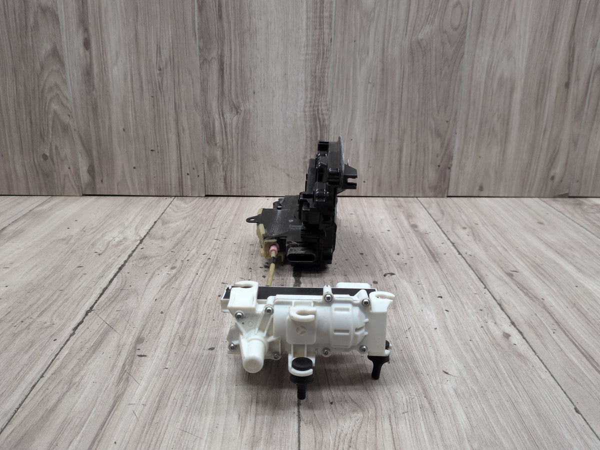 2016-2019 BMW 740Li G12 Front Right Door Latch Lock Actuator 7477702 OEM