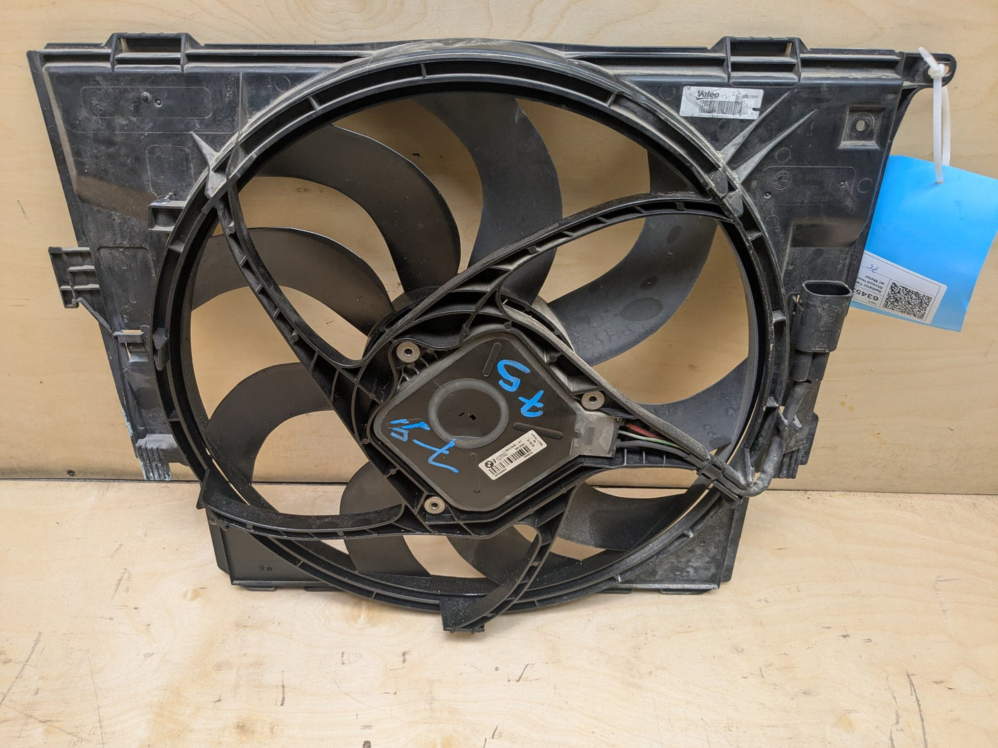 2012-2018 BMW 320i F30 Radiator Fan Shroud Housing w/ Motor 8641963