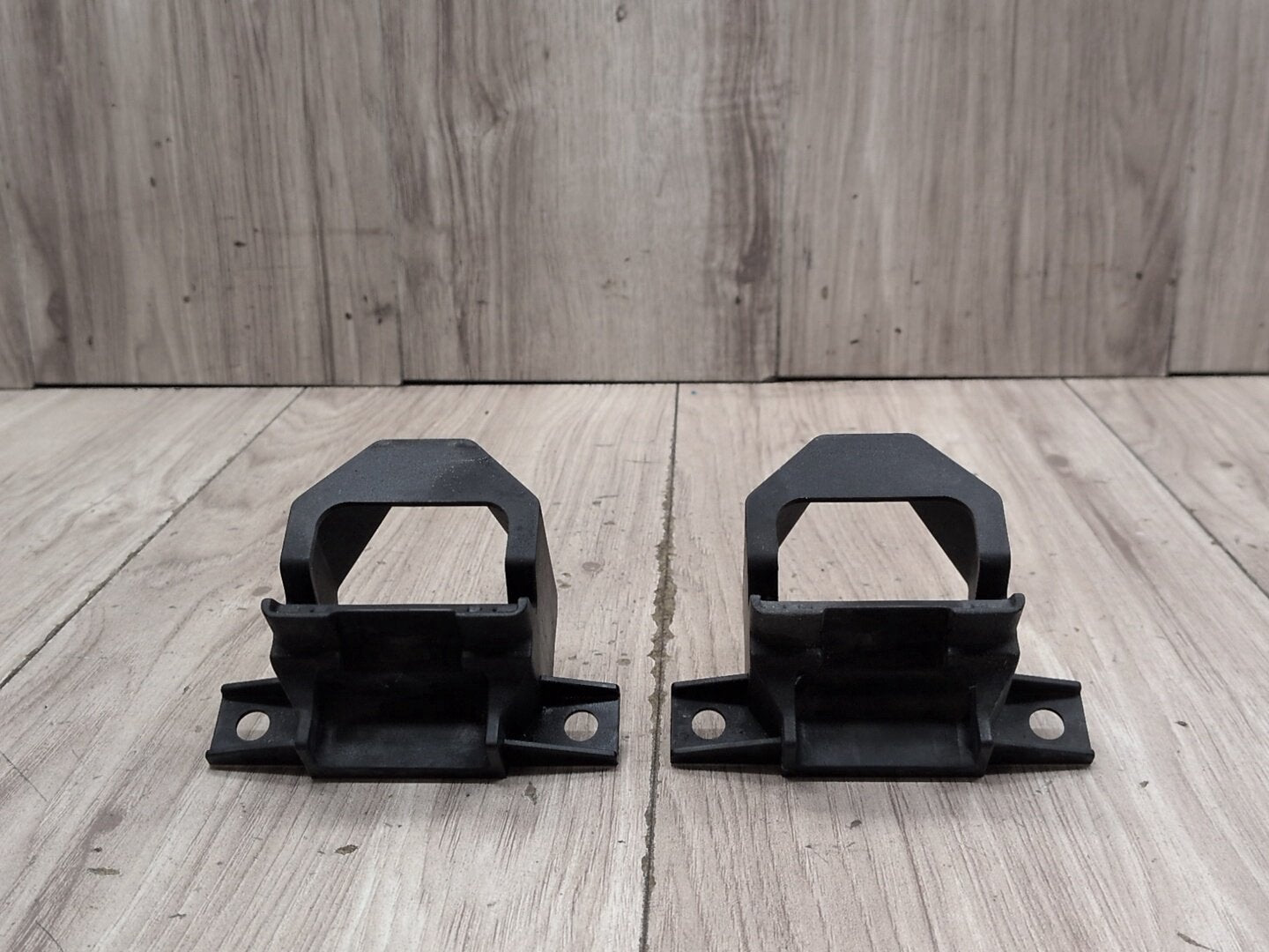 2011 BMW 328i E90 Radiator Lower Mounting Brackets SET 7591647