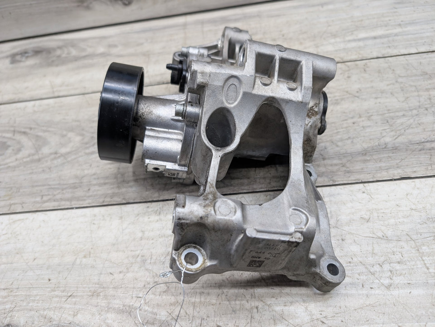OEM BMW F22 F23 F30 G01 G02 230 330 X3 Engine B46 B48 Coolant Pump With Support