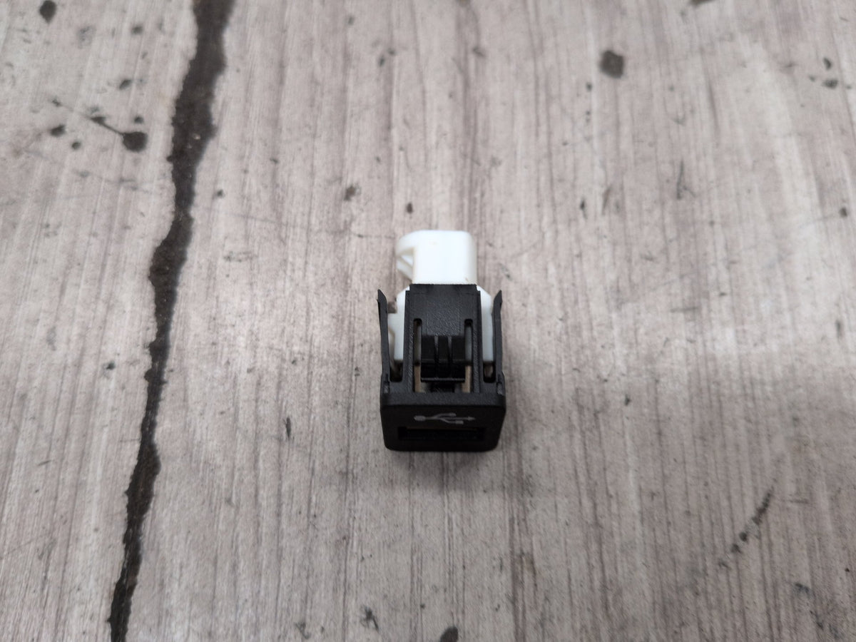 2016-2019 BMW 740Li G12 AUX/ USB Charger Port Socket 9229294 OEM