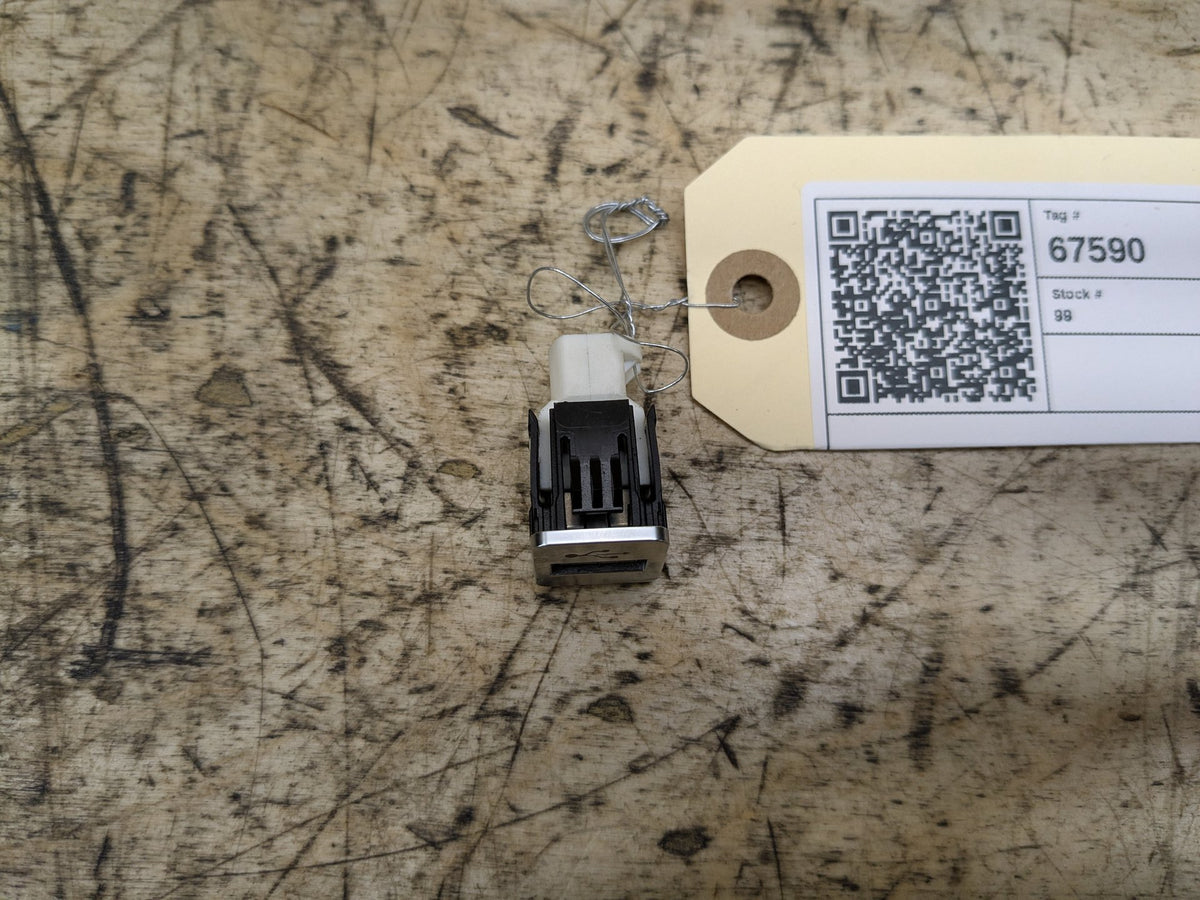 2016-2019 BMW 750i G12 AUX/ USB Charger Port Socket 9368857 OEM