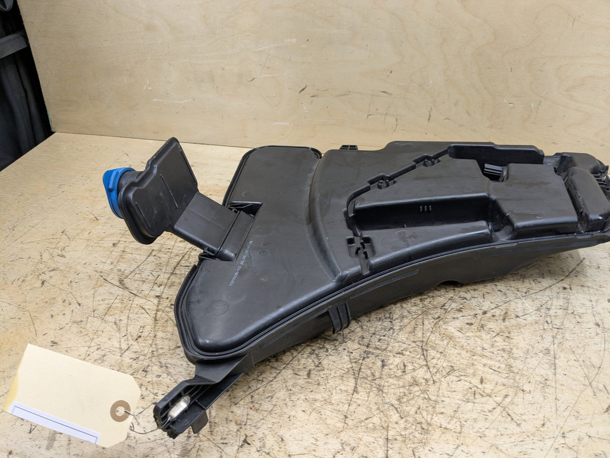 OEM BMW G12 G30 540 M550 750 M760 Windshield Wiper Washer Reservoir Tank Pump