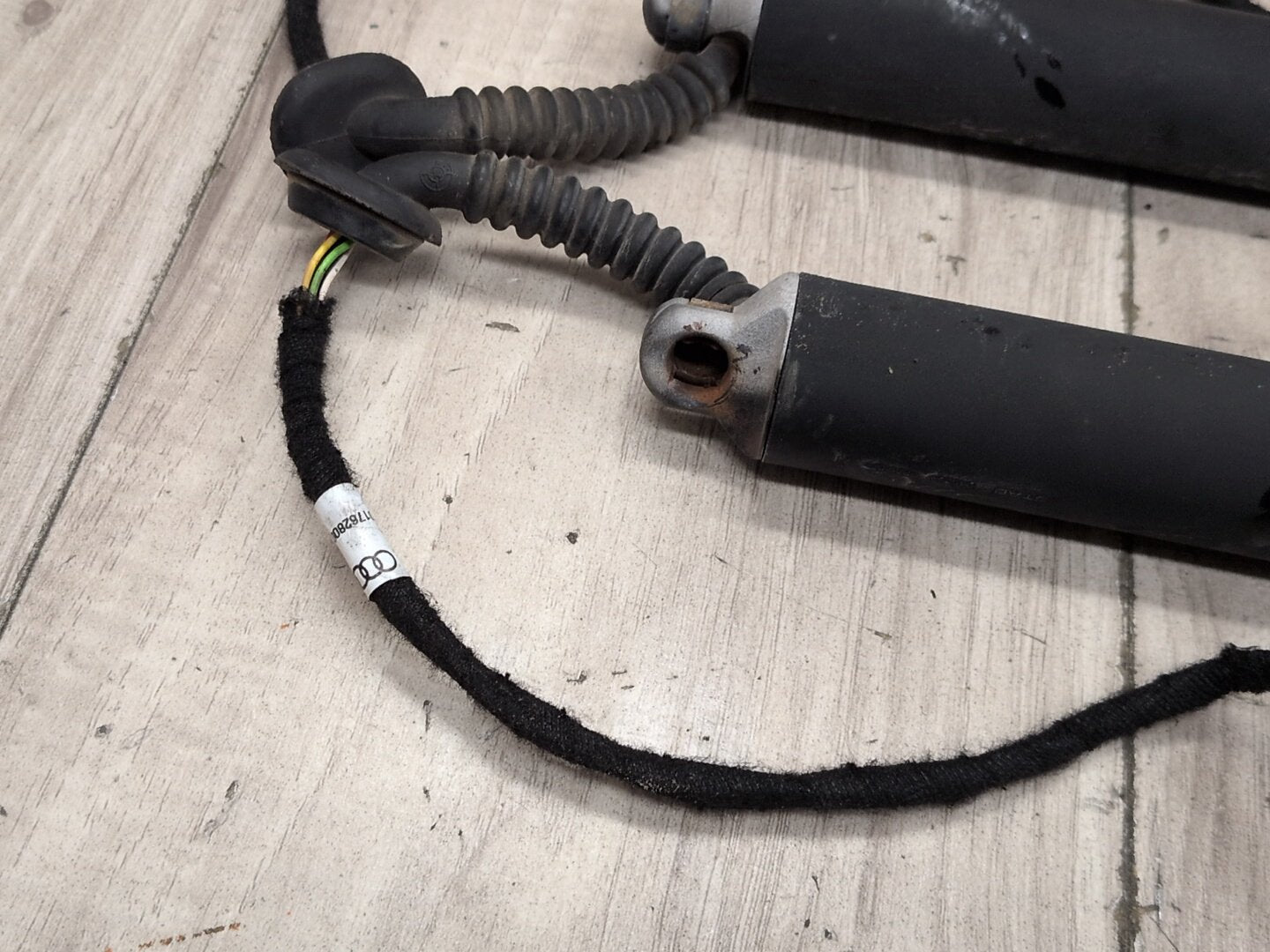 2015-2018 Audi Q3 8U Rear Left Right Liftgate Trunk Lid Strut Shock Supports SET 8U082785106S